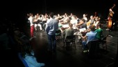 "l'orquestra assaja" Moment en que un dels alumnes tingué l'oportunitat de dirigir l'orquestra